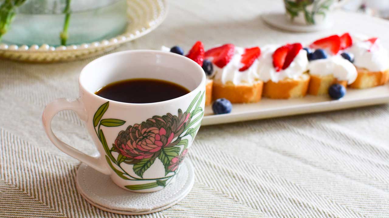Juhla Mokka -kahvin makuparit äitienpäivänä ovat prinsessakakku ja kääretorttu kermalla