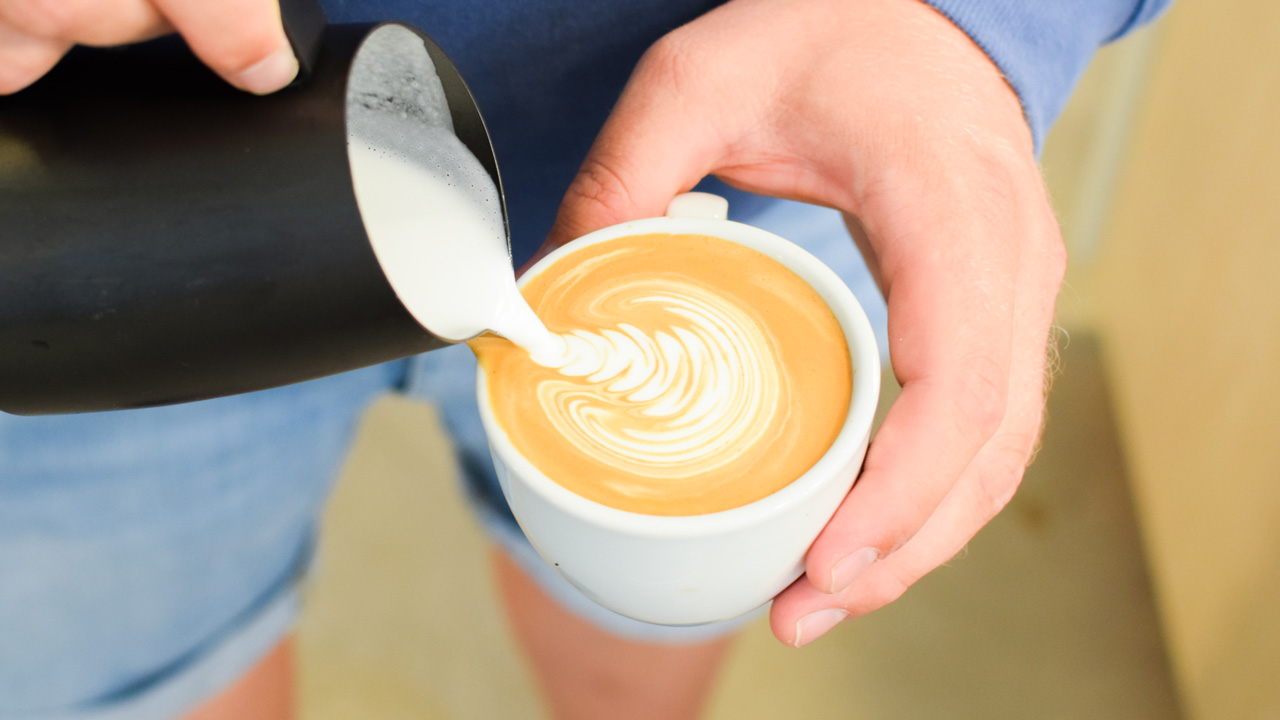 Latte art on baristojen loihtimaa taidetta kahvikupissa