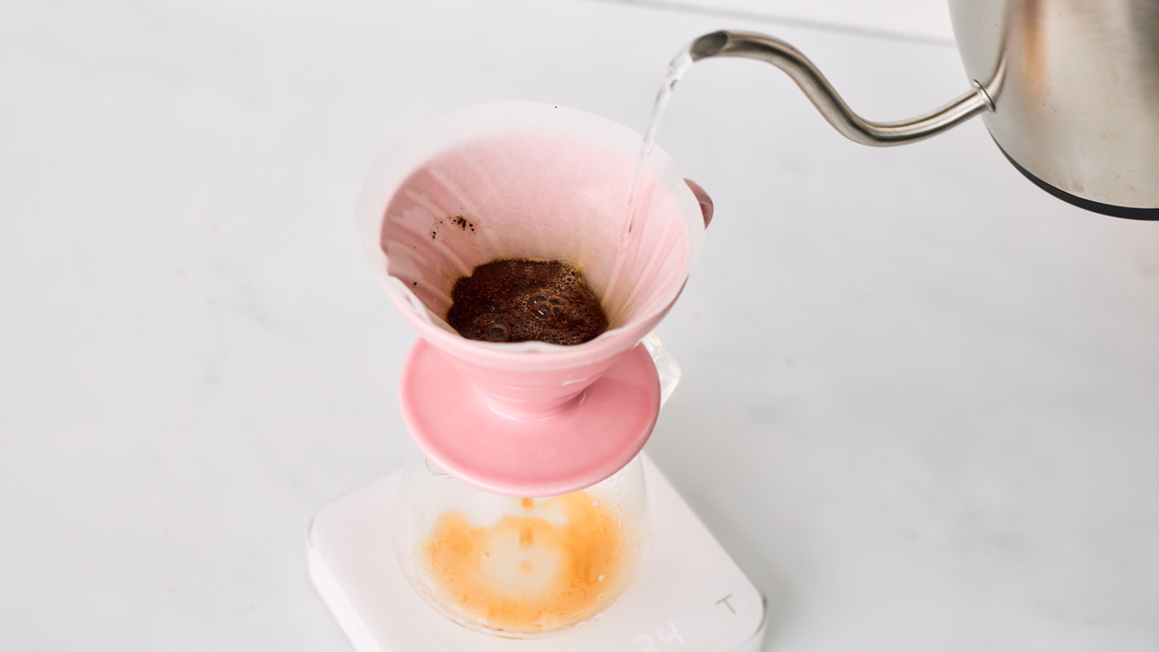 Kahvipapujen käyttöön tarvitset papumyllyn, vesipannun, kahvimitan ja kahvilaitteen