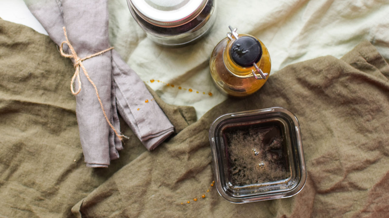 Karamellisiirappi, lakritsisiirappi ja itse tehty chai-siirappi valmistuu kotona