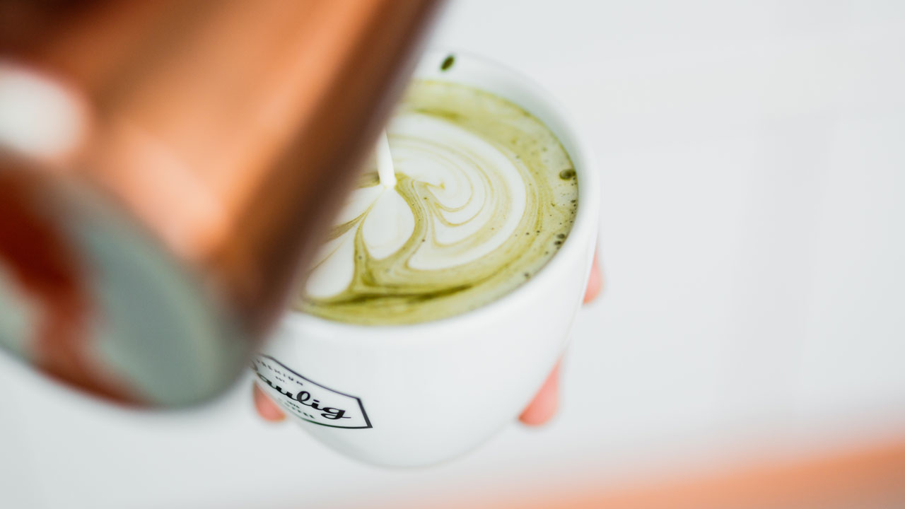 Matcha latte on vihreästä teejauheesta valmistettu maitojuoma