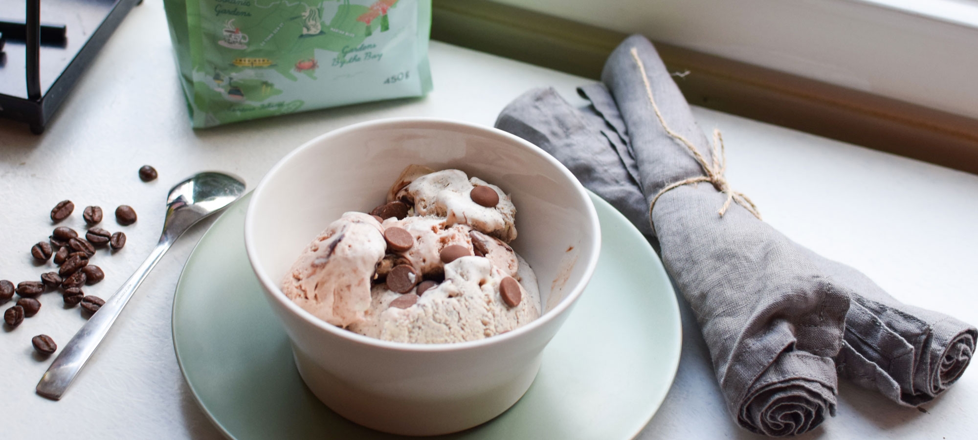 Suklaan ja kahvin makuinen cappuccino-jäätelö valmistuu kotona helposti ilman jäätelökonetta